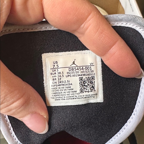 Women’s Air Jordan, one mid SE black white university red - Picture 4 of 10